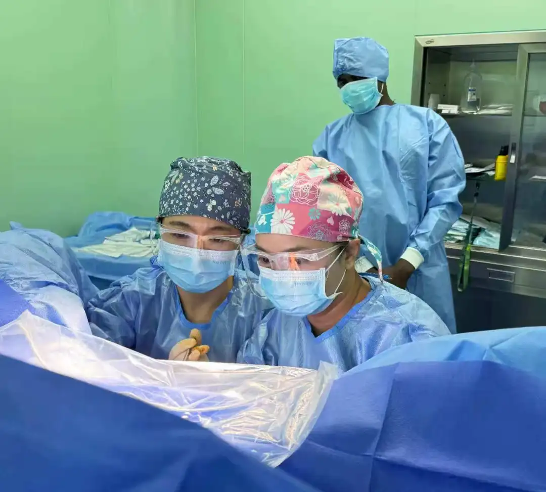 深圳市妇幼保健院援非医生阎恺、高航:跨越山海的生命守护者