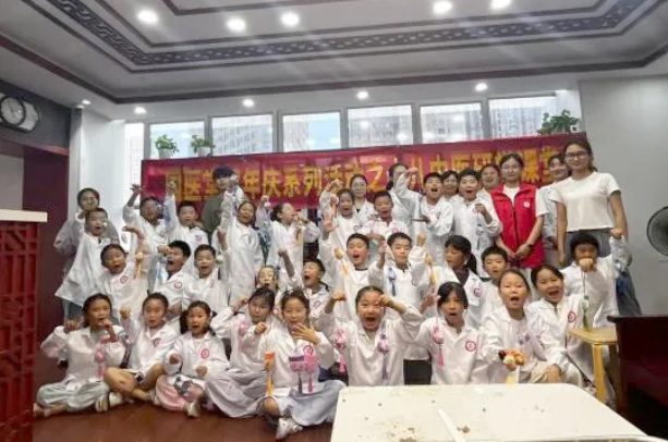 阜阳市妇女儿童医院暑期「医学」体验营落幕，萌娃变身「小医生」解锁医学启蒙之旅