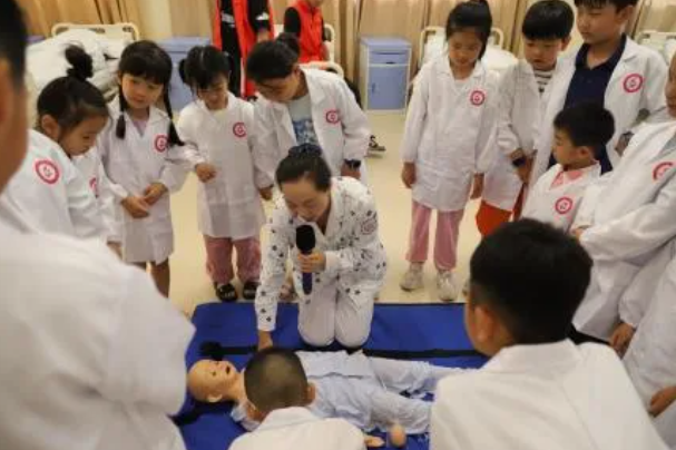 阜阳市妇女儿童医院暑期「医学」体验营落幕，萌娃变身「小医生」解锁医学启蒙之旅