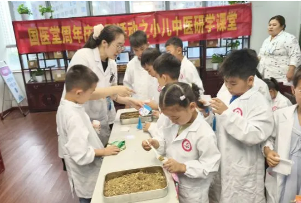 阜阳市妇女儿童医院暑期「医学」体验营落幕，萌娃变身「小医生」解锁医学启蒙之旅