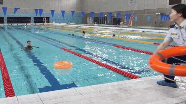 为救儿子,妈妈也跟着跳下,结果同陷险境!