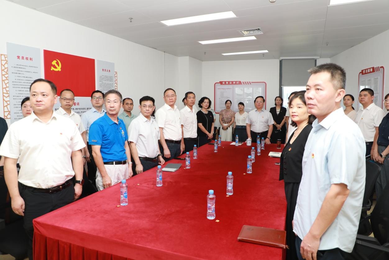 南昌大学二附院组织集中收听收看纪念中国人民抗日战争暨世界反法西斯战争胜利 80 周年大会