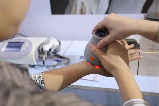 中国原创「海扶刀」等系列非侵入性治疗设备亮相 2025 智博会