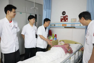 7 年前的老病人点名要他看病：他像自家孩子一样贴心