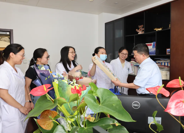 师者仁心，医心相伴——南京医科大学附属泰州人民医院教师节慰问活动