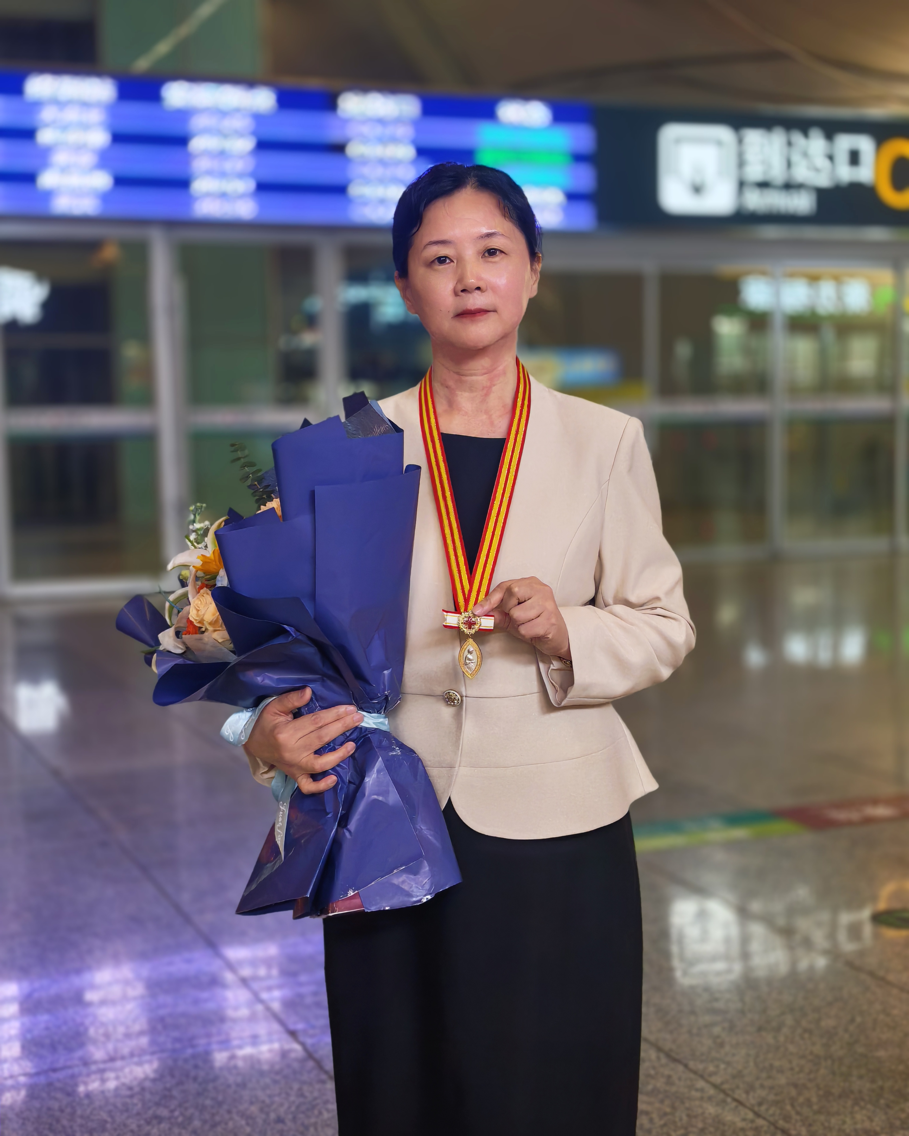 欢迎回家!湖北首位南丁格尔奖章获得者冯玲载誉归来