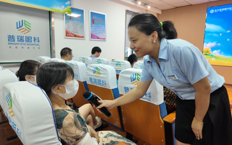 武汉普瑞眼科举办「秋风送爽·明眸晚年」白内障专家见面会
