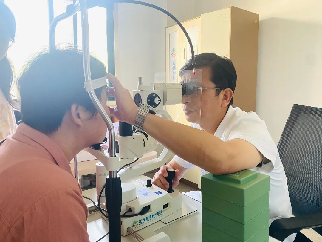 武汉普瑞眼科举办「秋风送爽·明眸晚年」白内障专家见面会