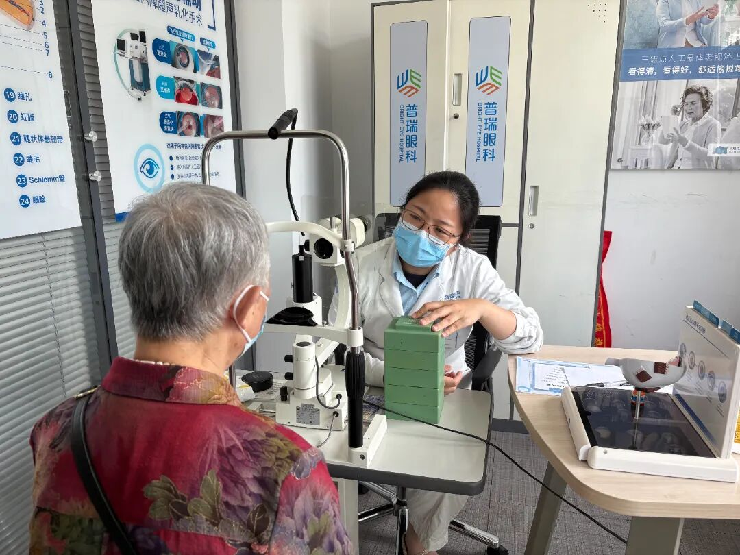 武汉普瑞眼科举办「秋风送爽·明眸晚年」白内障专家见面会