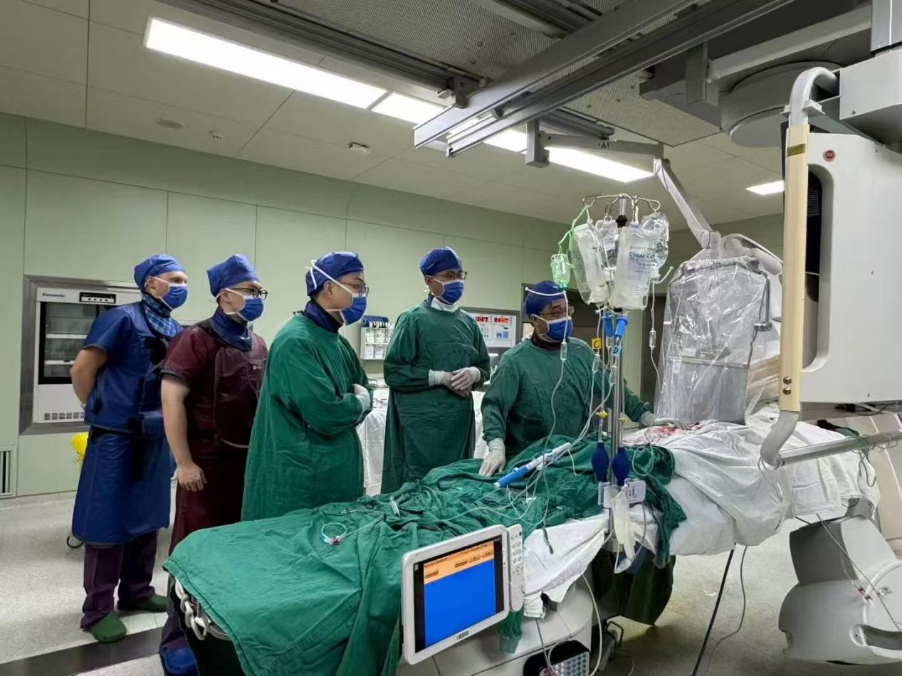 南昌大学二附院成功完成江西首例新一代 AVEIR™ DR 双腔植入式无导线心脏起搏器植入术