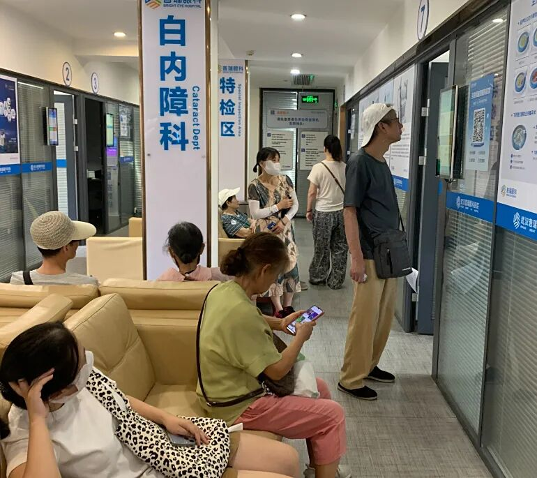 武汉普瑞眼科举办「秋风送爽·明眸晚年」白内障专家见面会