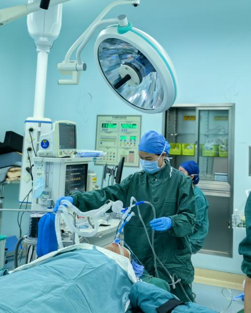 男子气管里拖出「一棵树」!曾误以为是流感