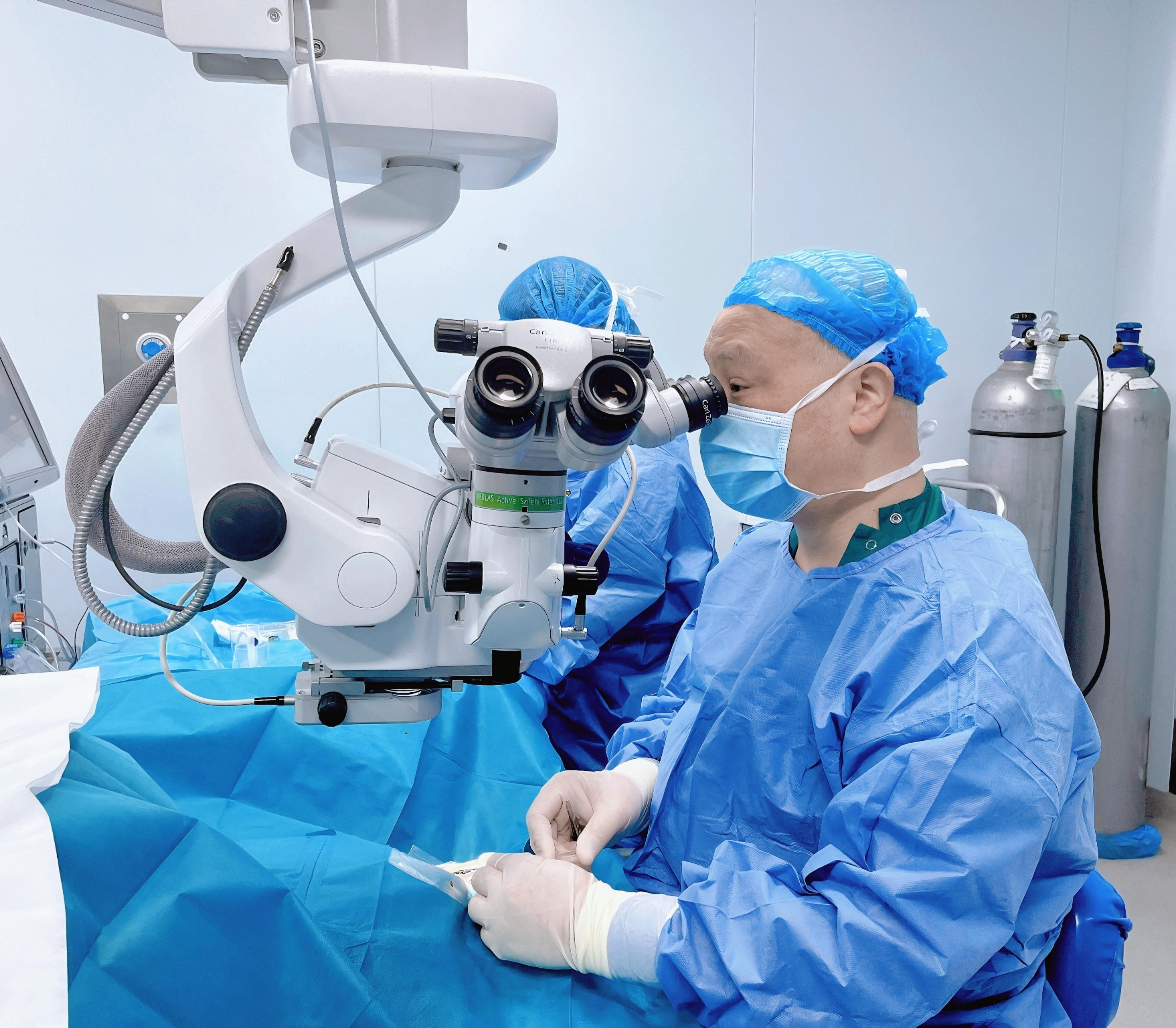 00 后小伙眼溅水泥砂浆被灼伤  武汉普瑞眼科专家紧急手术守护光明