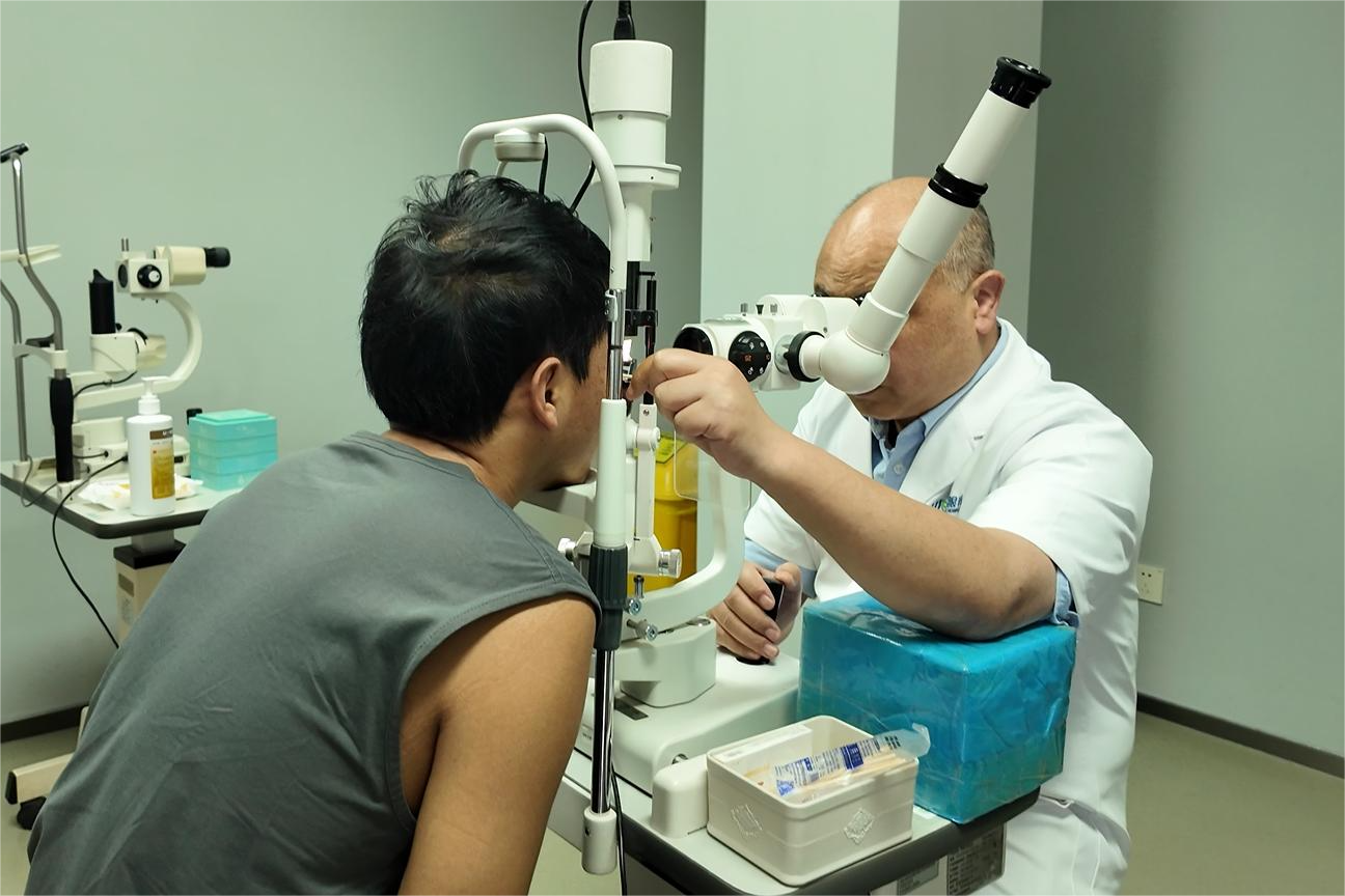 00 后小伙眼溅水泥砂浆被灼伤  武汉普瑞眼科专家紧急手术守护光明