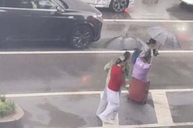 最美的不是下雨天，是伞下为你倾斜的守护！