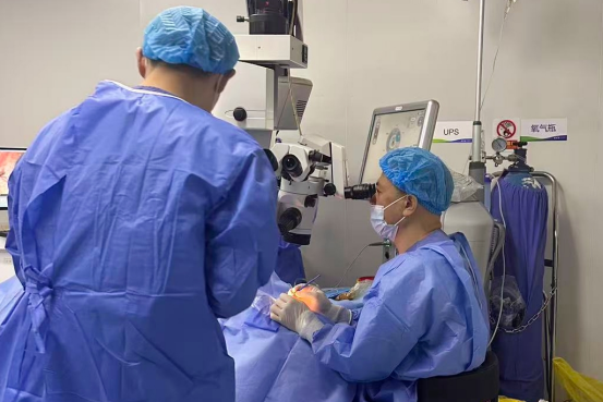 成都爱尔巫雷院长成功完成全国首批国产 「运动三焦」 人工晶状体植入