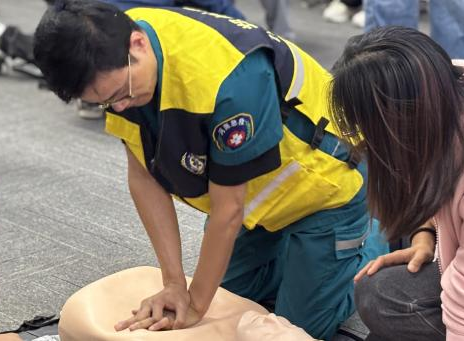 机器划伤慌了？别怕！省直三院把「急救课」开进单位，这些急救技能真能用上！