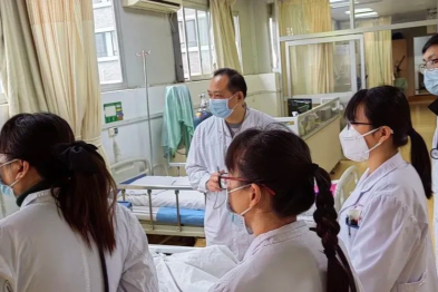 八旬阿婆复杂眩晕终得治，一面锦旗背后的医患情深