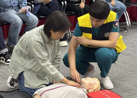 机器划伤慌了？别怕！省直三院把「急救课」开进单位，这些急救技能真能用上！