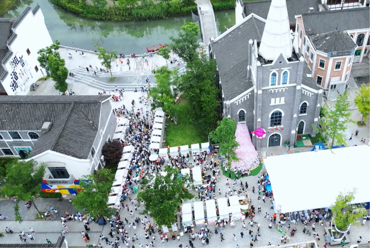 国庆 city walk 就来洋湖爆款「草莓健康节」，6 大主题玩法嗨玩 4 天！