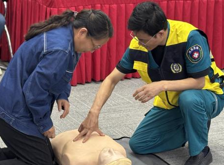 机器划伤慌了？别怕！省直三院把「急救课」开进单位，这些急救技能真能用上！