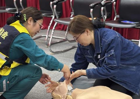 机器划伤慌了？别怕！省直三院把「急救课」开进单位，这些急救技能真能用上！