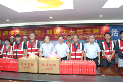 南昌大学二附院院领导节前看望慰问一线建设工人