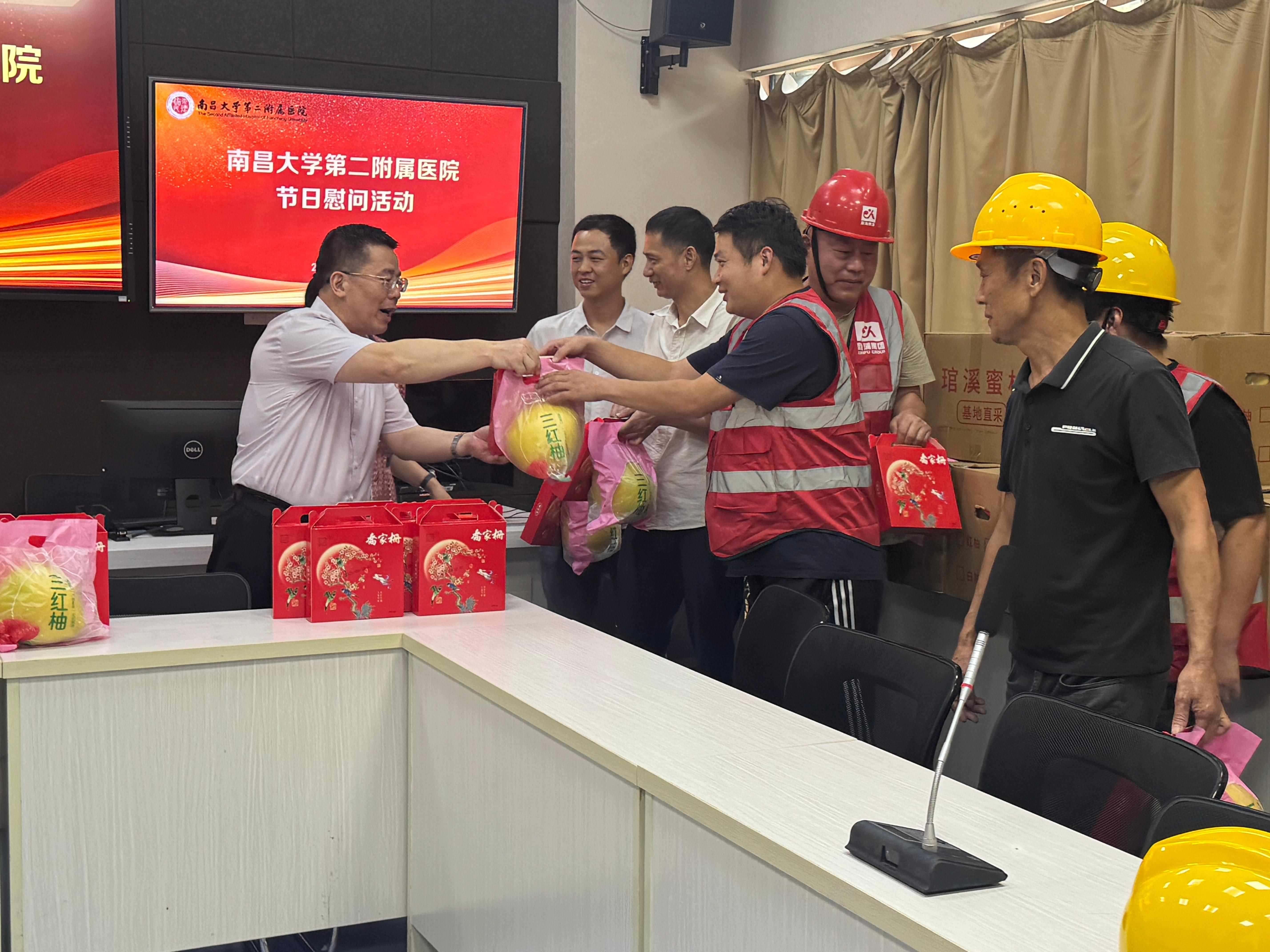 南昌大学二附院院领导节前看望慰问一线建设工人
