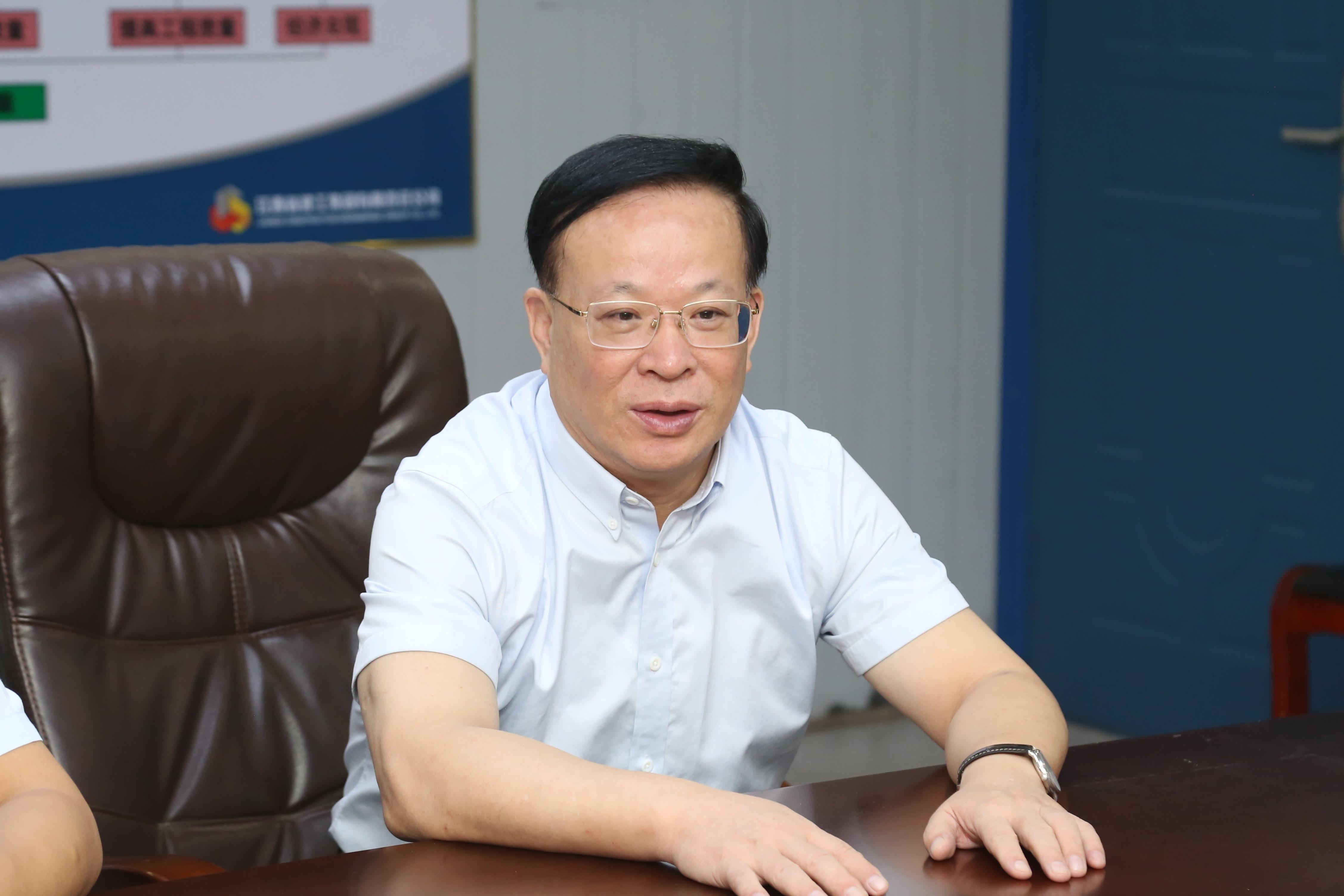 南昌大学二附院院领导节前看望慰问一线建设工人