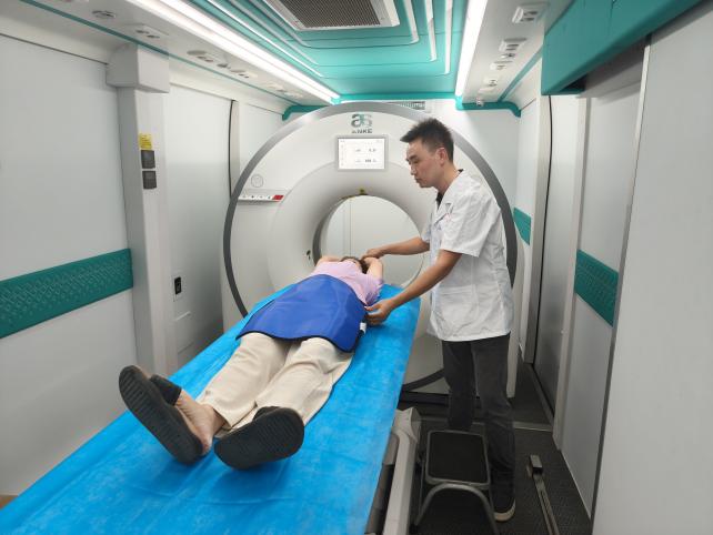 南昌大学二附院开展「科学普及保健康 智能诊疗进社区」活动