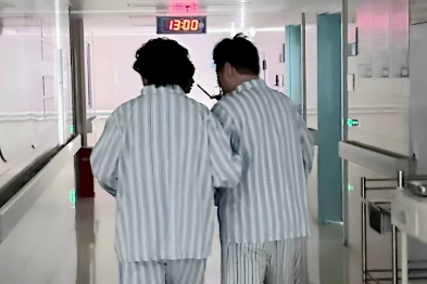 「你是我的眼」！耄耋夫妻携手就医一起迎接新「视」界