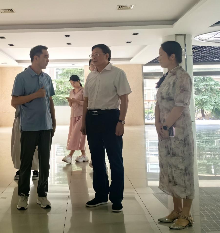 南昌大学党委书记罗嗣海调研校神经科学研究所并指导发展工作