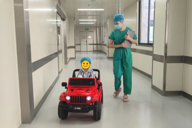 滴滴！在桂医二附院，萌娃开「跑车」进手术室......