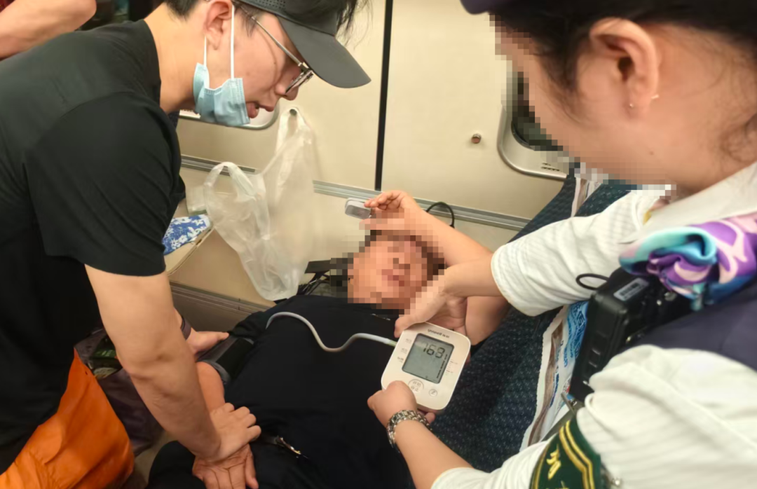 D957 次列车上的施救者,原来你是这样的黄任飞!