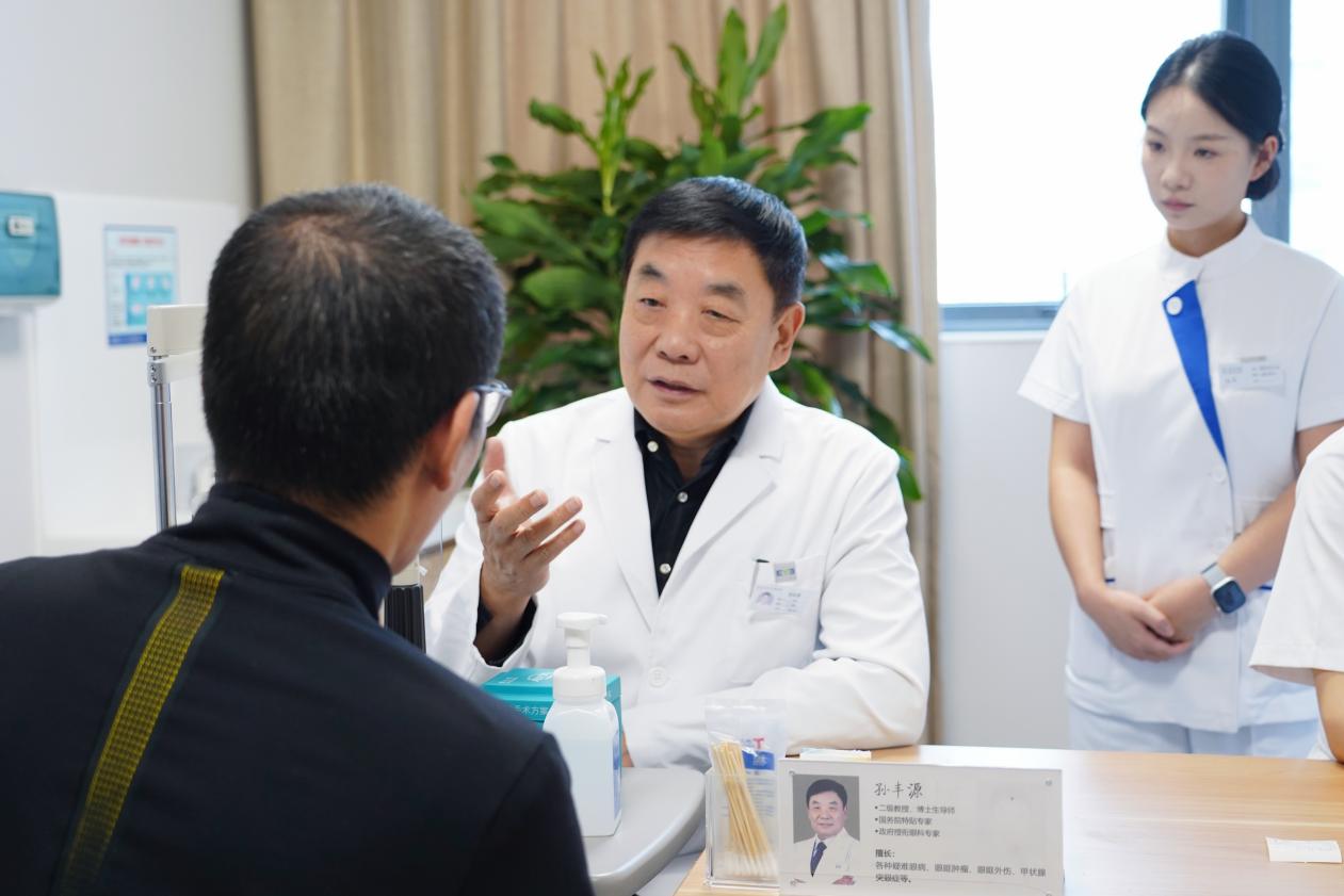 男子眼球莫名突出 4 年，眼眶内竟长了一颗 3.5 厘米的肿瘤！