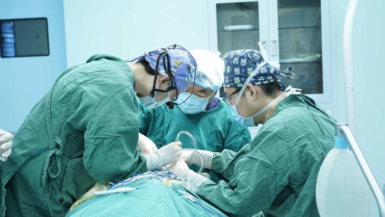 男子眼球莫名突出 4 年，眼眶内竟长了一颗 3.5 厘米的肿瘤！