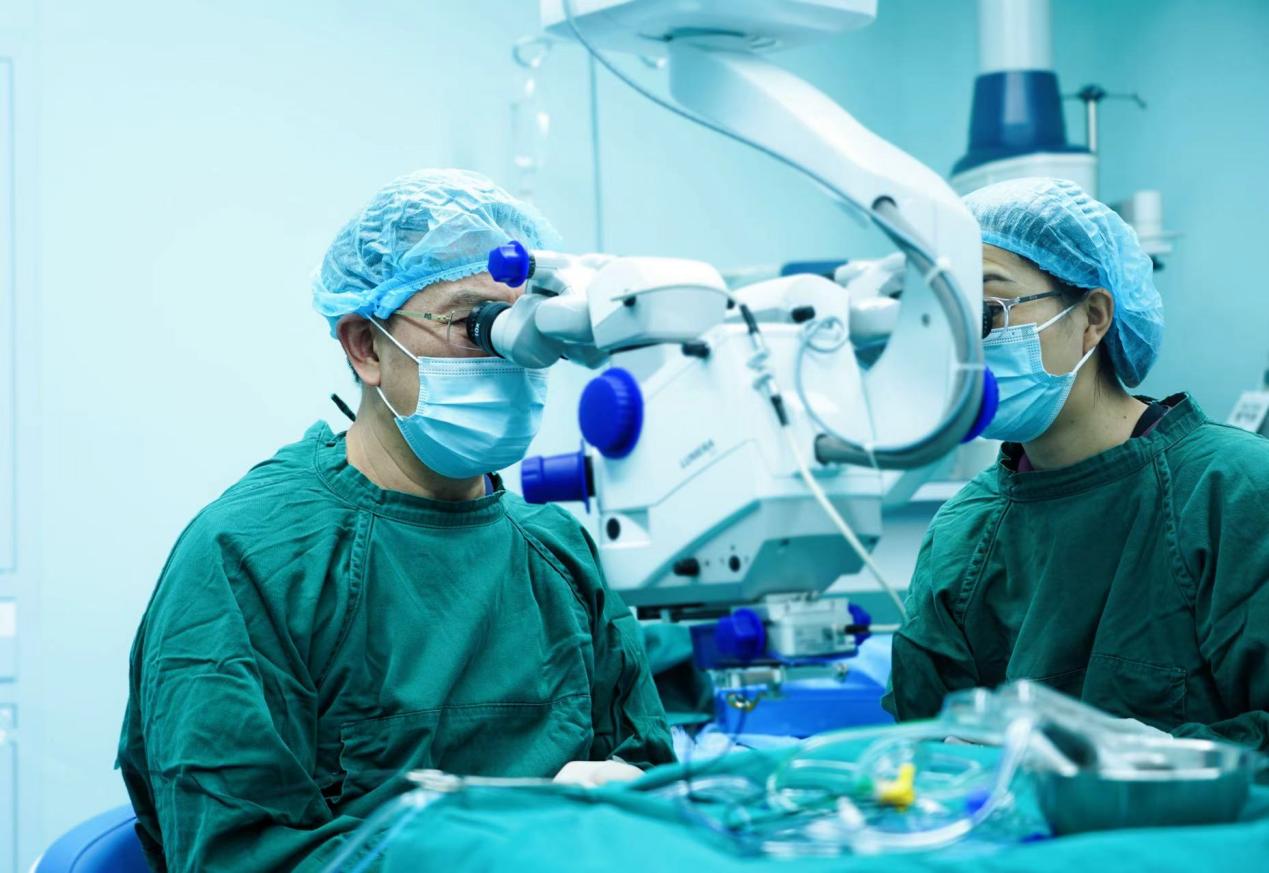 女子眼球「膨胀」像吹气球？医生成功「加固」眼底化解危机