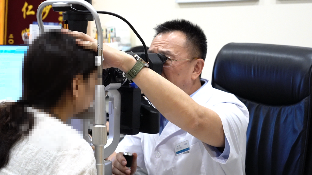 女子眼球「膨胀」像吹气球？医生成功「加固」眼底化解危机