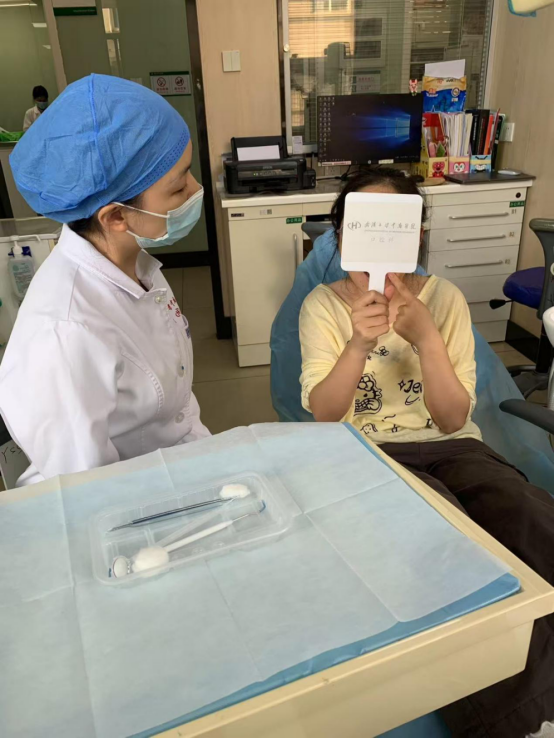 女孩使用美白牙膏后牙齿却越来越黑 医生提醒挑选美白产品需谨慎