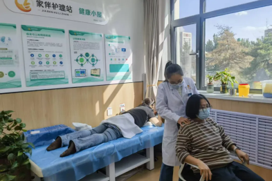 爱心义诊进社区、健康服务零距离