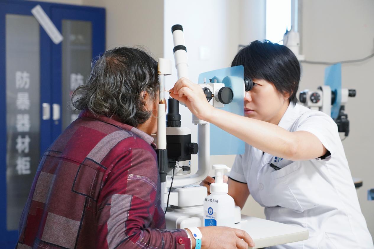 一粒灰尘入眼，险些摘除眼球！角膜移植术为七旬老人抢回光明