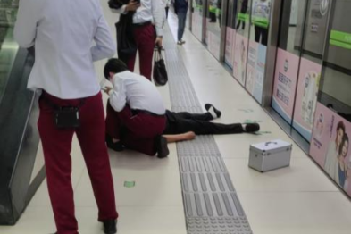 武汉地铁站内再度上演「生死时速」  ！武大人民医院护士跪地救人为突发猝死乘客点亮生的希望