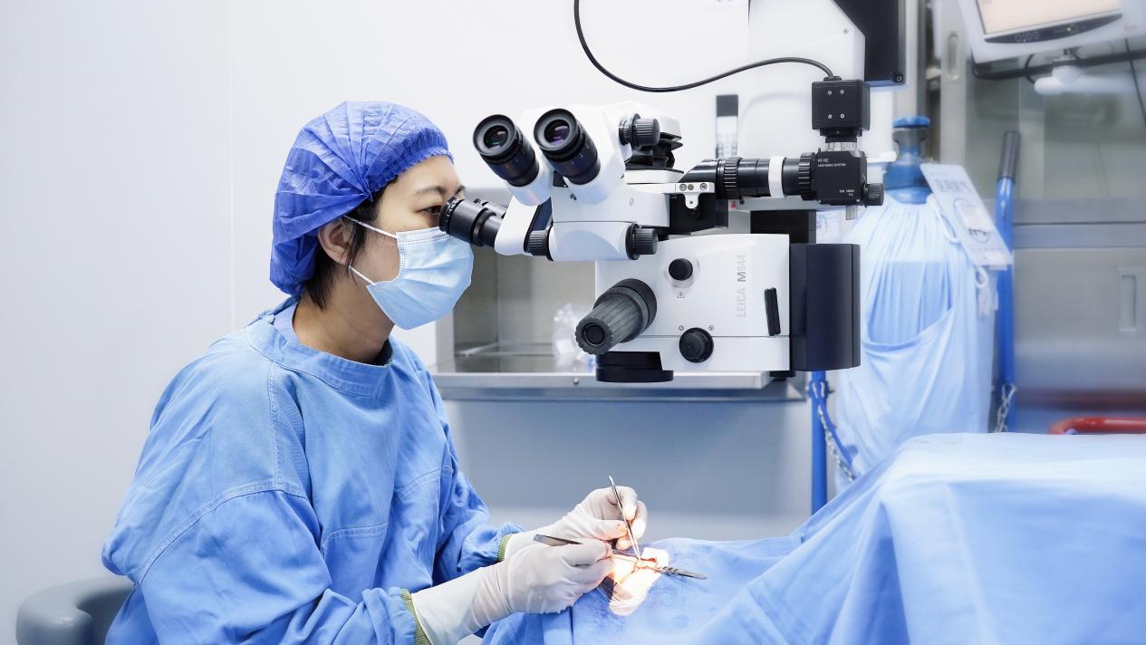 一粒灰尘入眼，险些摘除眼球！角膜移植术为七旬老人抢回光明