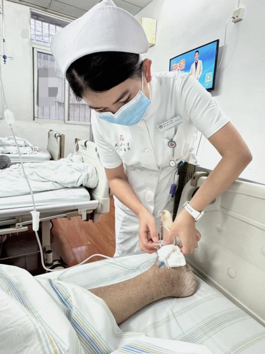 武汉地铁站内再度上演「生死时速」  ！武大人民医院护士跪地救人为突发猝死乘客点亮生的希望