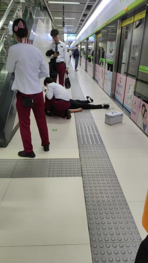武汉地铁站内再度上演「生死时速」  ！武大人民医院护士跪地救人为突发猝死乘客点亮生的希望