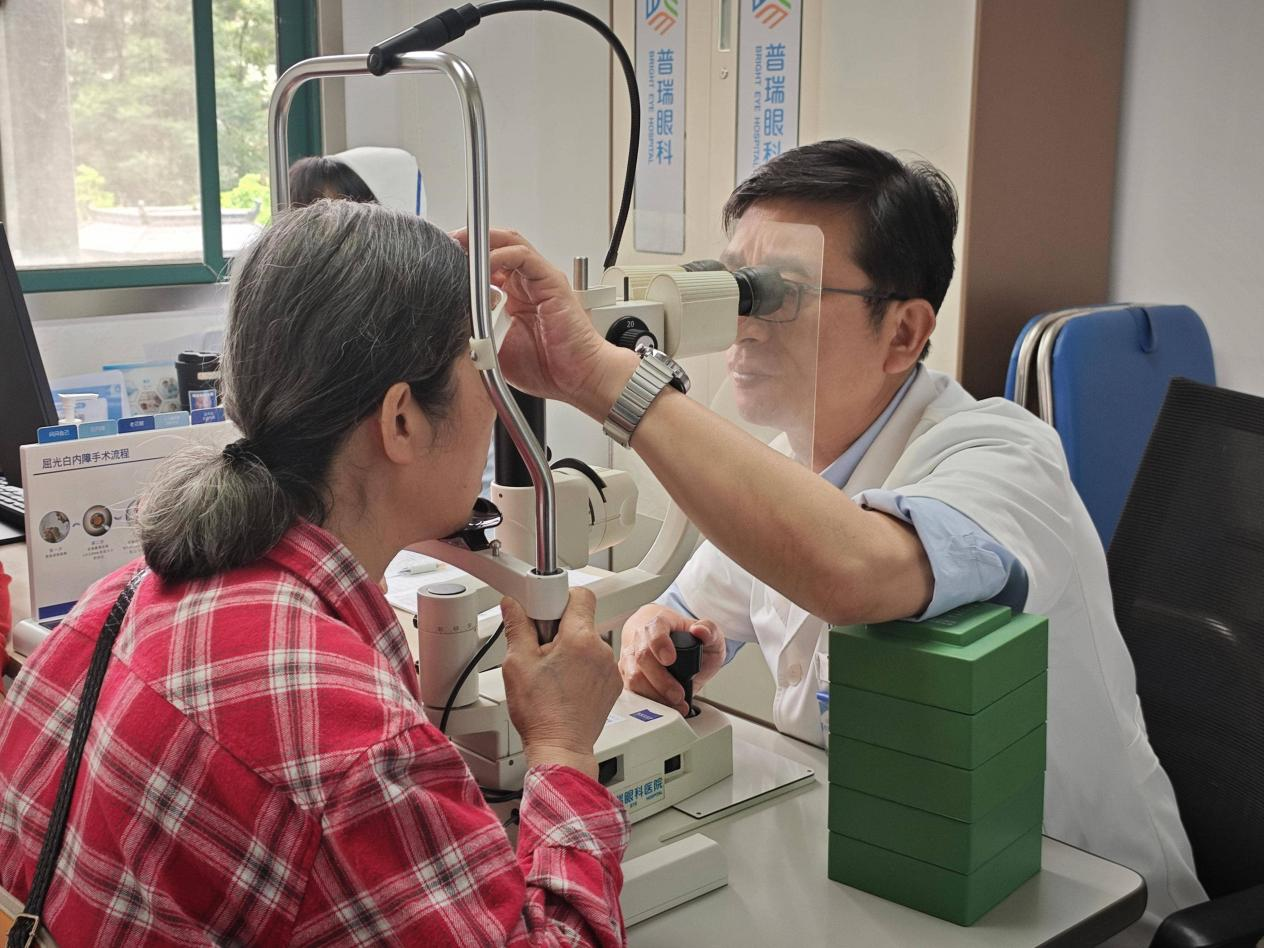 知名主持人爆近视又老花！武汉普瑞眼科程旭康科普同时解决的方法