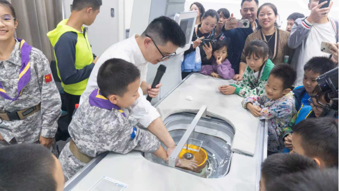 益她健康亲子公益科普，卓越少年走进海扶刀发源地探秘中国原创硬科技