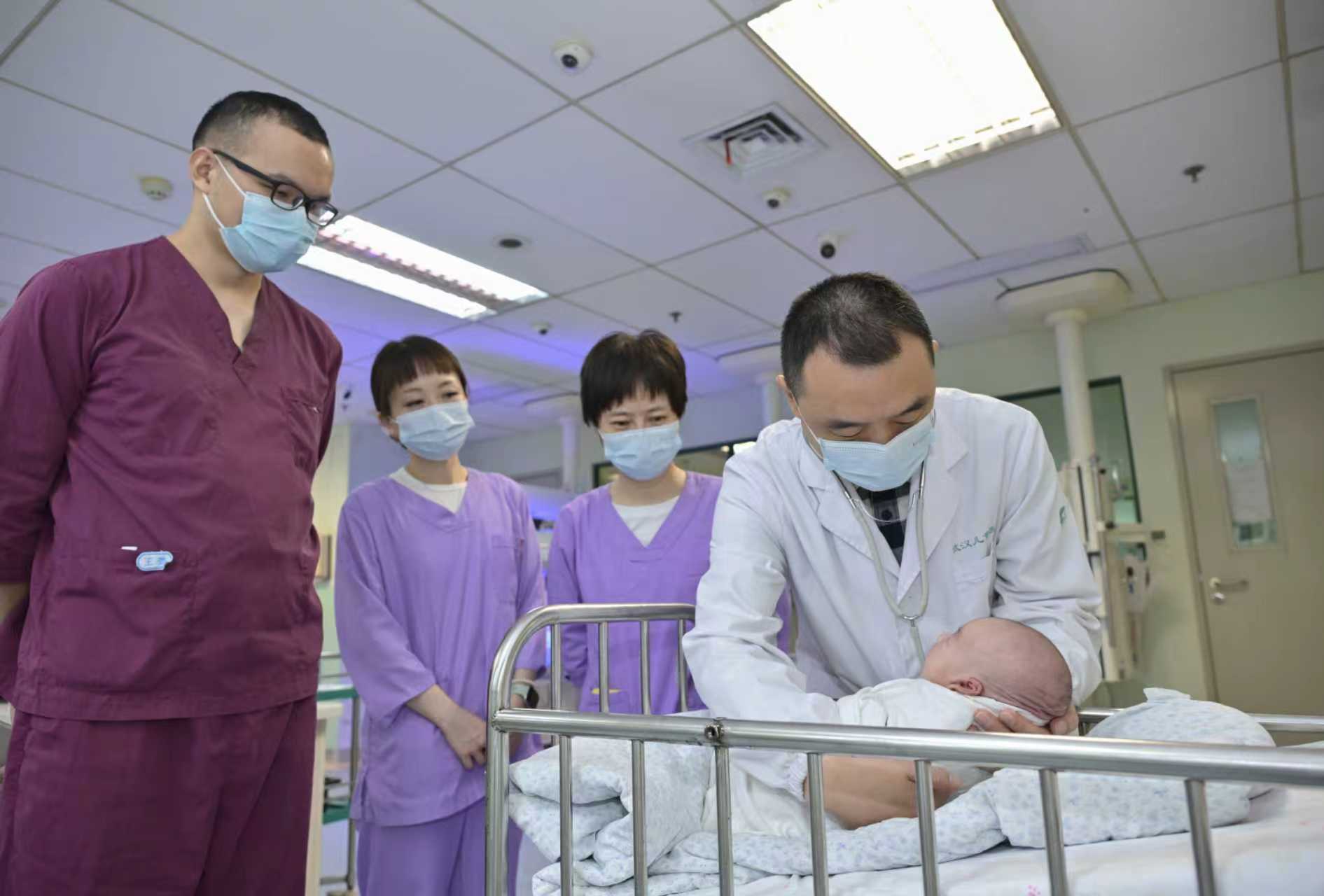 心脏复苏近 1 小时,他们为新生宝宝抢到了一张「重生卡」