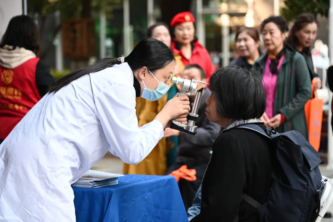 武汉普瑞眼科联合球场街道成功举办重阳节广场舞大赛