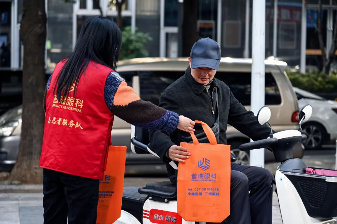 武汉普瑞眼科联合球场街道成功举办重阳节广场舞大赛